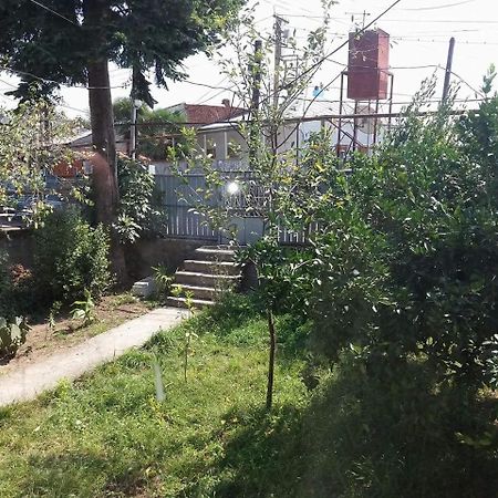 Beruka Guest House Koetaisi Buitenkant foto