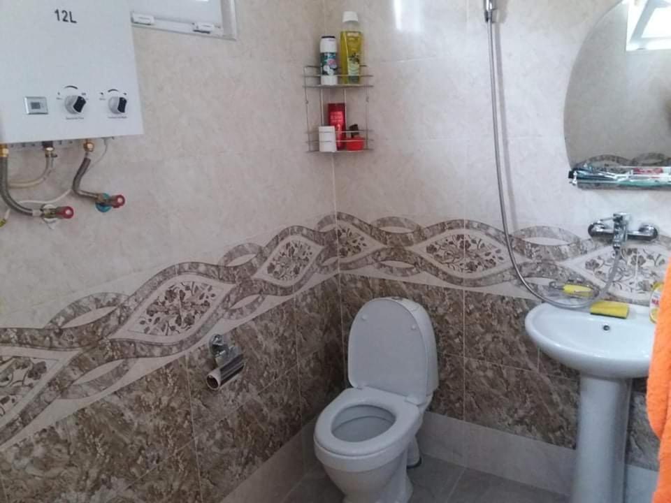 Beruka Guest House Koetaisi Buitenkant foto